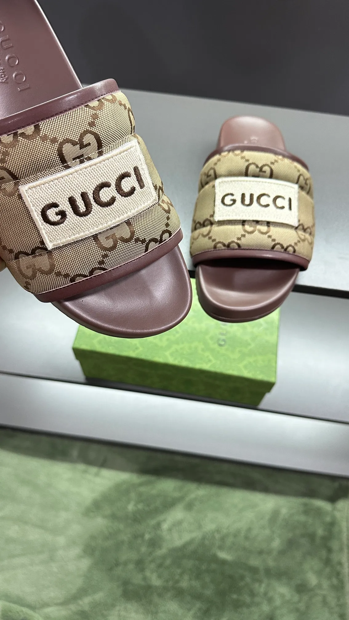[G Family Couple Style] P: 300💰Female size 36~40 Men's size 39~45, (46. Custom-made Unisex GG slippers This slipper is made of GG polyester fiber and is decorated with a Gucci label on the front, adding a striking logo feel to the style. Beige GG recycled polyester fiber Unisex leather trim "Gucci Made in Italy" embroidered label Rubber sole Flat Made in Italy